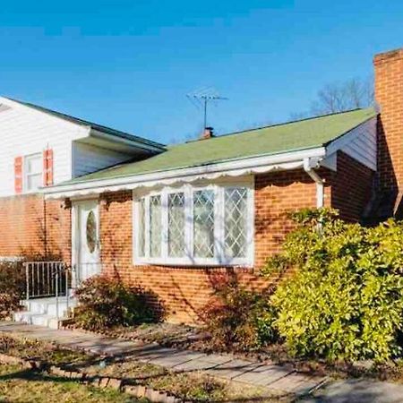 Newly Renovated Charming Home With Parking Fort Washington Bagian luar foto