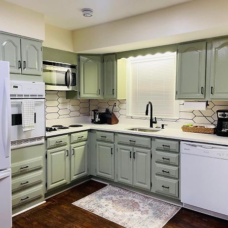 Newly Renovated Charming Home With Parking Fort Washington Bagian luar foto
