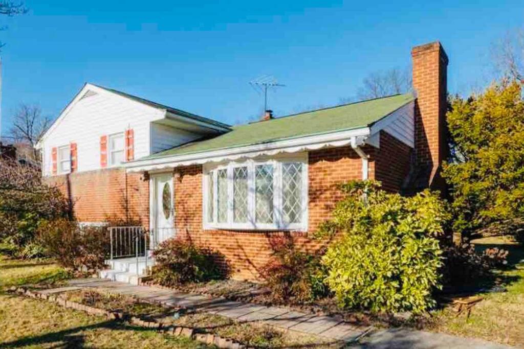 Newly Renovated Charming Home With Parking Fort Washington Bagian luar foto
