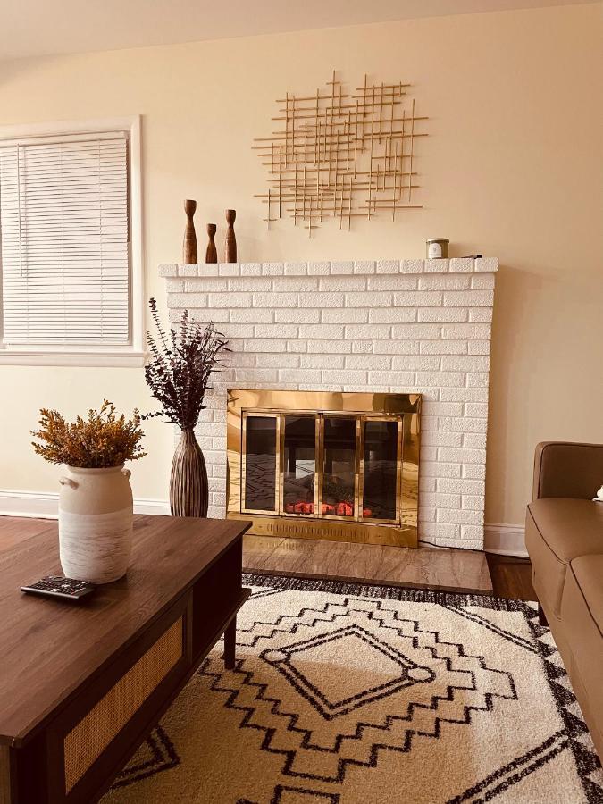 Newly Renovated Charming Home With Parking Fort Washington Bagian luar foto