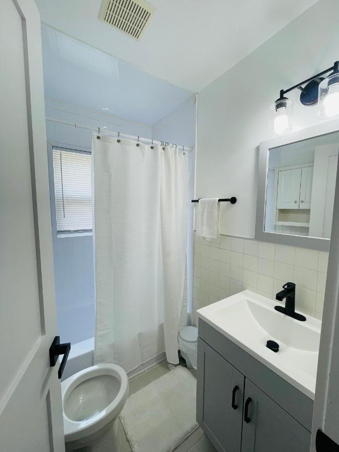 Newly Renovated Charming Home With Parking Fort Washington Bagian luar foto