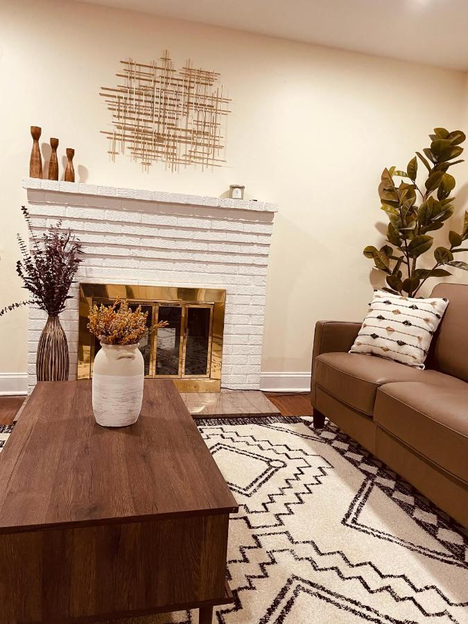 Newly Renovated Charming Home With Parking Fort Washington Bagian luar foto